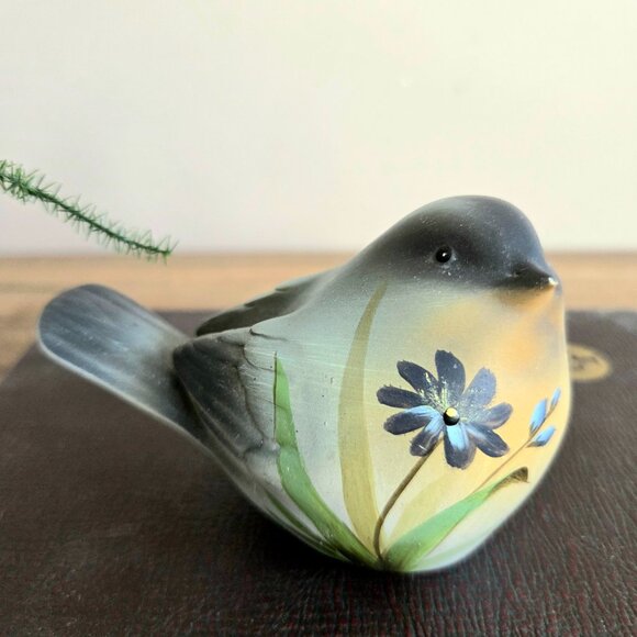 Beautiful ceramic bird figurine with floral design. - Picture 3 of 7